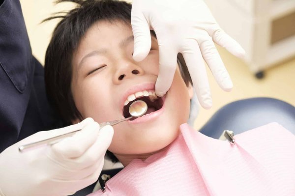 Y a-t-il des dentistes à Montréal spécialisés dans le traitement rapide des infections dentaires ?