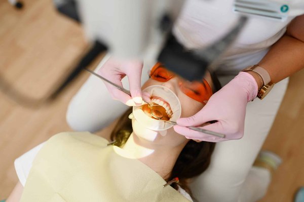 Y a-t-il des dentistes spécialisés dans les soins d'urgence pour les personnes âgées à Montréal ?
