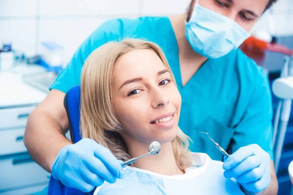 Comment trouver un dentiste compétent pour traiter une fracture dentaire en urgence à Montréal ?