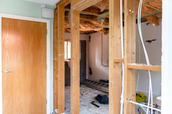 De quelle manière le théâtre de l'absurde a-t-il remis en question les conventions narratives traditionnelles ?